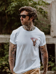 13Stitches Clothing, undying, eagle, adler, tattooed man wearing white tshirt with tattoo design of a eagle, taetowierter mann trägt weisses t-shirt mit adler motiv