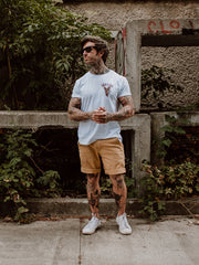 13Stitches Clothing, undying, eagle, adler, tattooed guy wearing white tshirt with tattoo design of a eagle, taetowierter mann trägt weisses t-shirt mit adler motiv