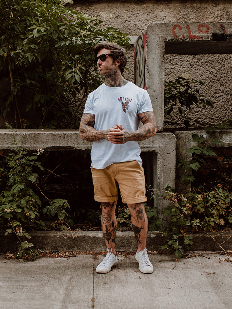 13Stitches Clothing, undying, eagle, adler, tattooed guy wearing white tshirt with tattoo design of a eagle, taetowierter mann trägt weisses t-shirt mit adler motiv